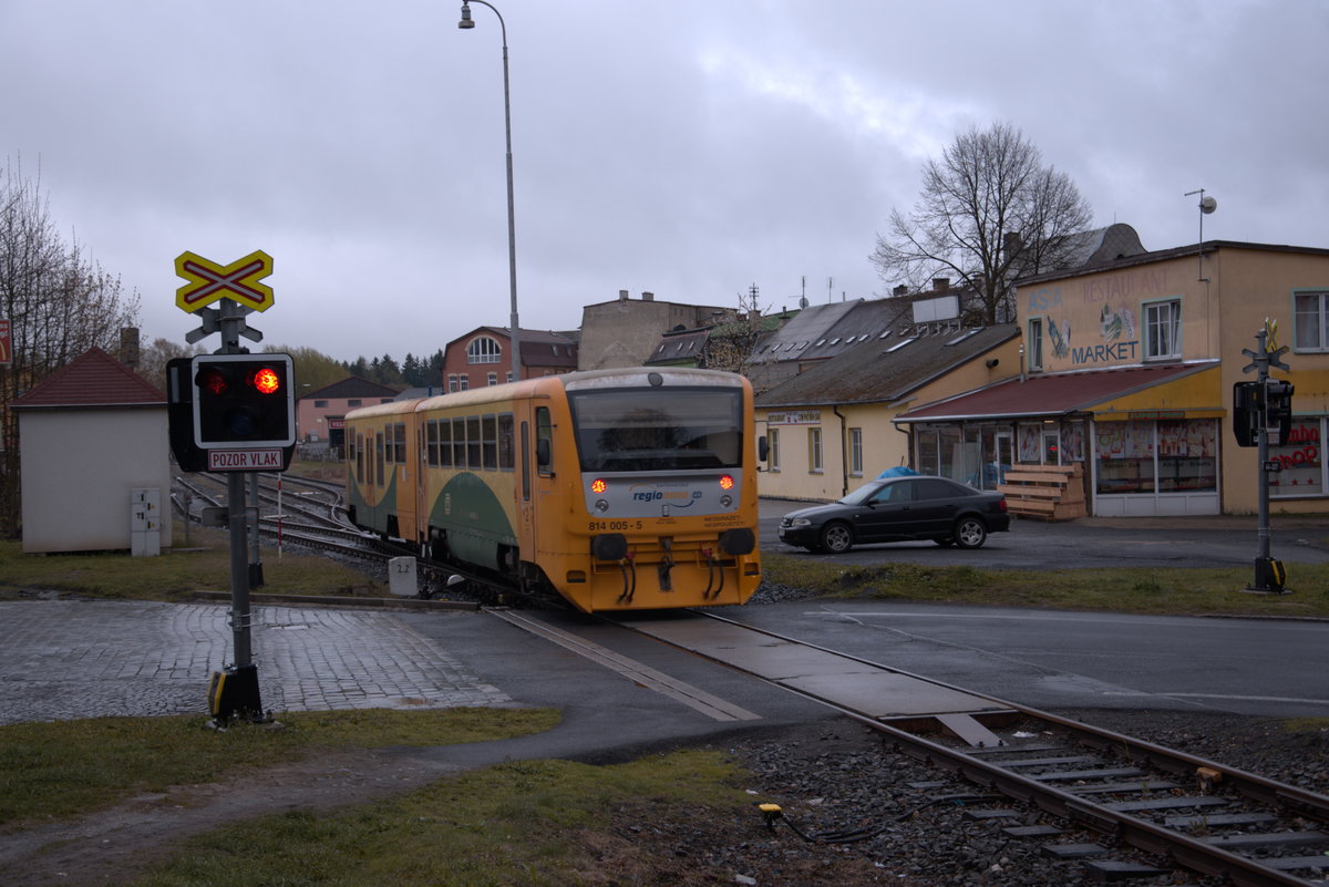 Der Bahnübergang am tschechischen Bhf Asch Mesto wird täglich nur noch von 1 Zugpaar benützt. Dieser Zug fährt am späten Nachmittag nach Hranice v Cechach und zurück. Hier kommt er gerade nach Asch zurück. 
