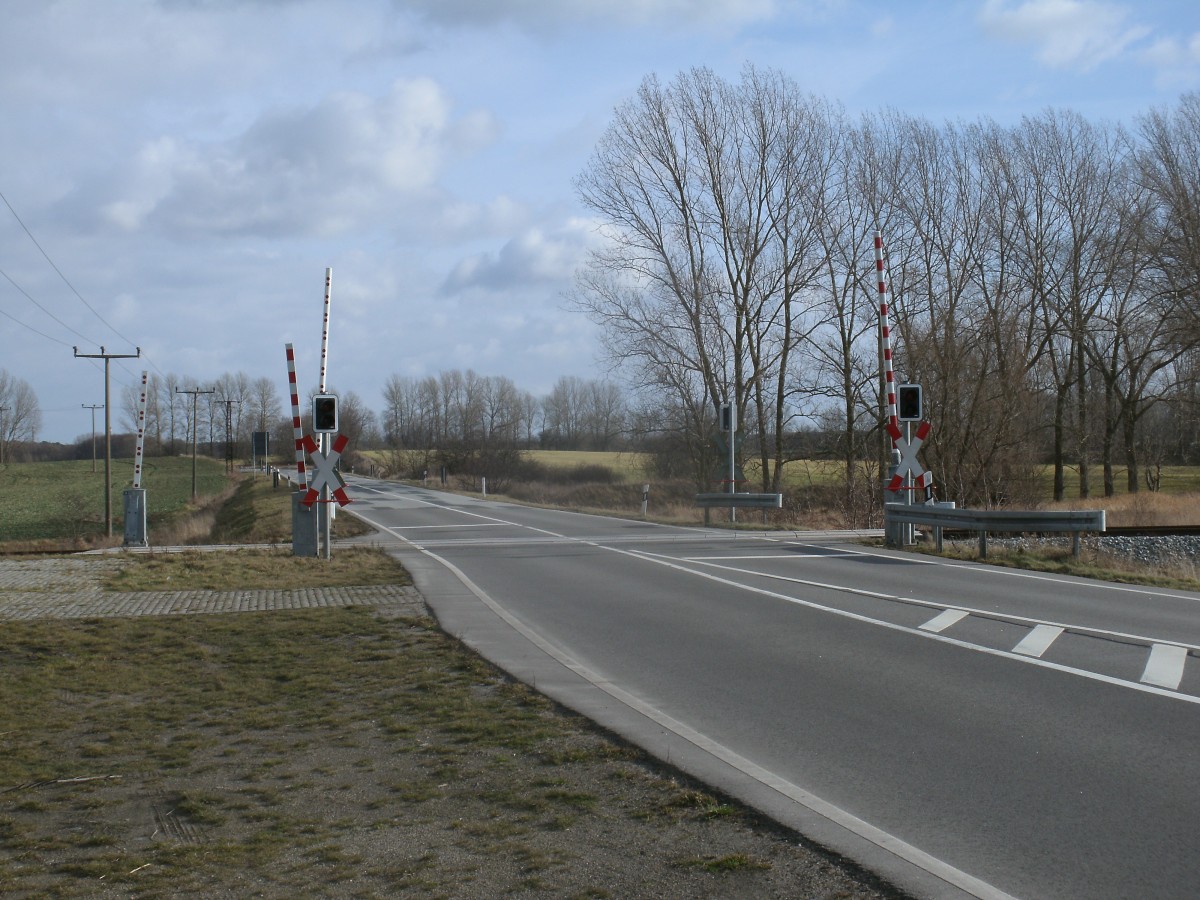 Der Bahnübergang bei Vierow(zwischen Greifswald und Lubmin),am 16.Februar 2014,über das Anschlußgleis zur Verladestation Vierow verläuft.