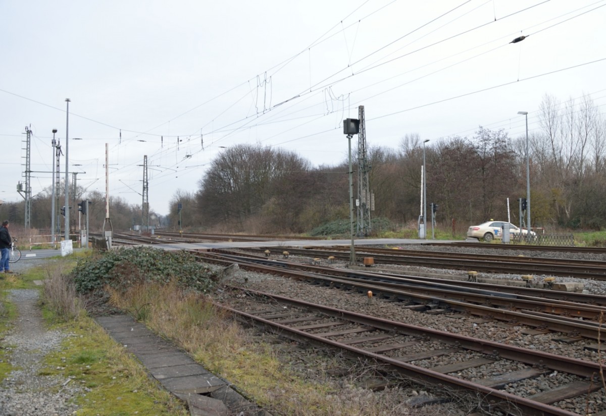 Der Bahnübergang Blumenstraße Blick vom Bahnhof. 25.1.14.