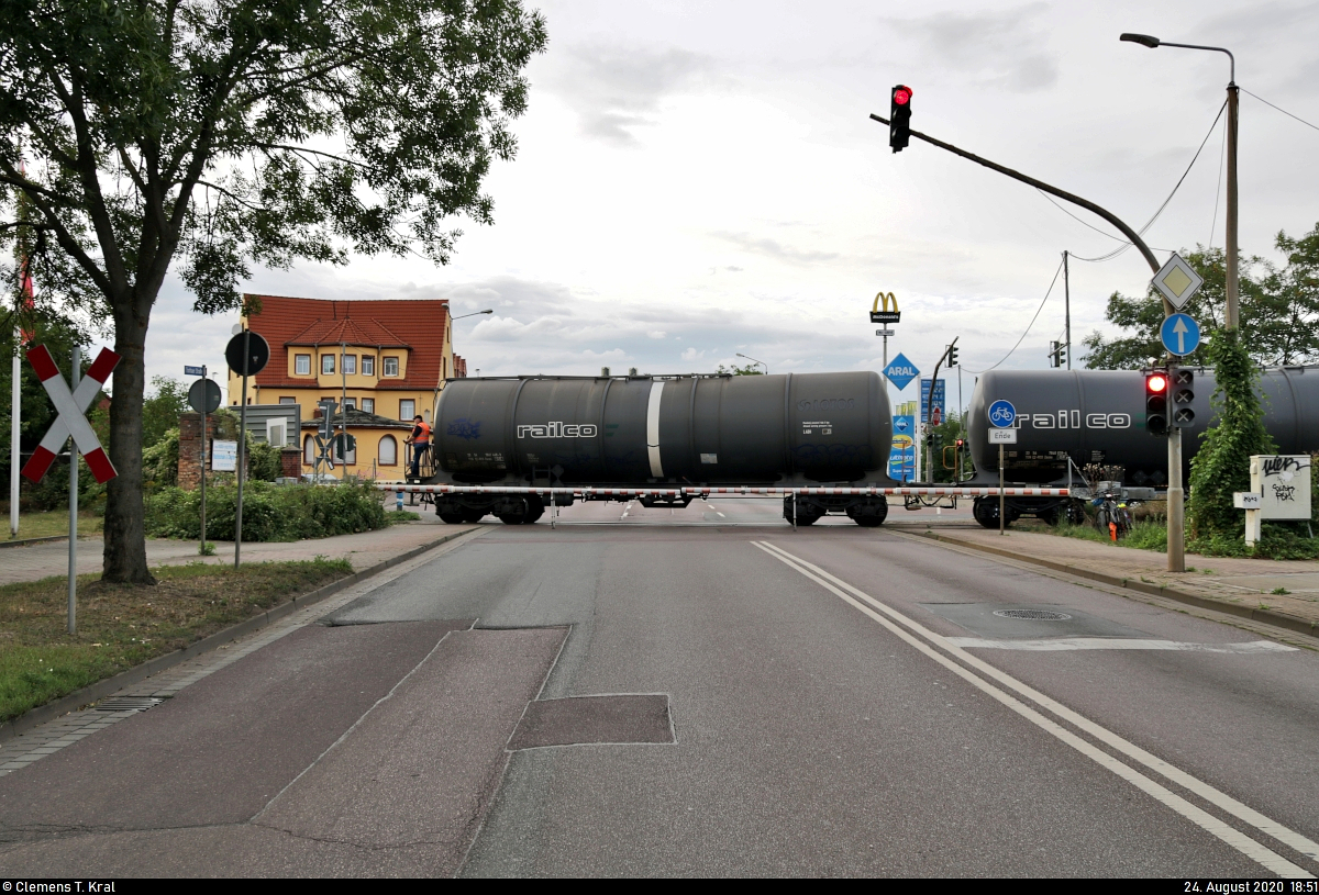 Der Bahnübergang (Bü) ist gesichert, sodass die leeren Biodiesel-Wagen von 159 208-8 (Stadler Eurodual 2159) über die sonst stark befahrene Kreuzung Trothaer Straße/Brachwitzer Straße/Magdeburger Chaussee/An der Saalebahn Richtung Hafen Halle geschoben werden können.

🧰 Railco a.s.
🚝 DGS 95639 Sangerhausen–Halle-Trotha
🚩 Hafenbahn Halle-Trotha
🕓 24.8.2020 | 18:51 Uhr