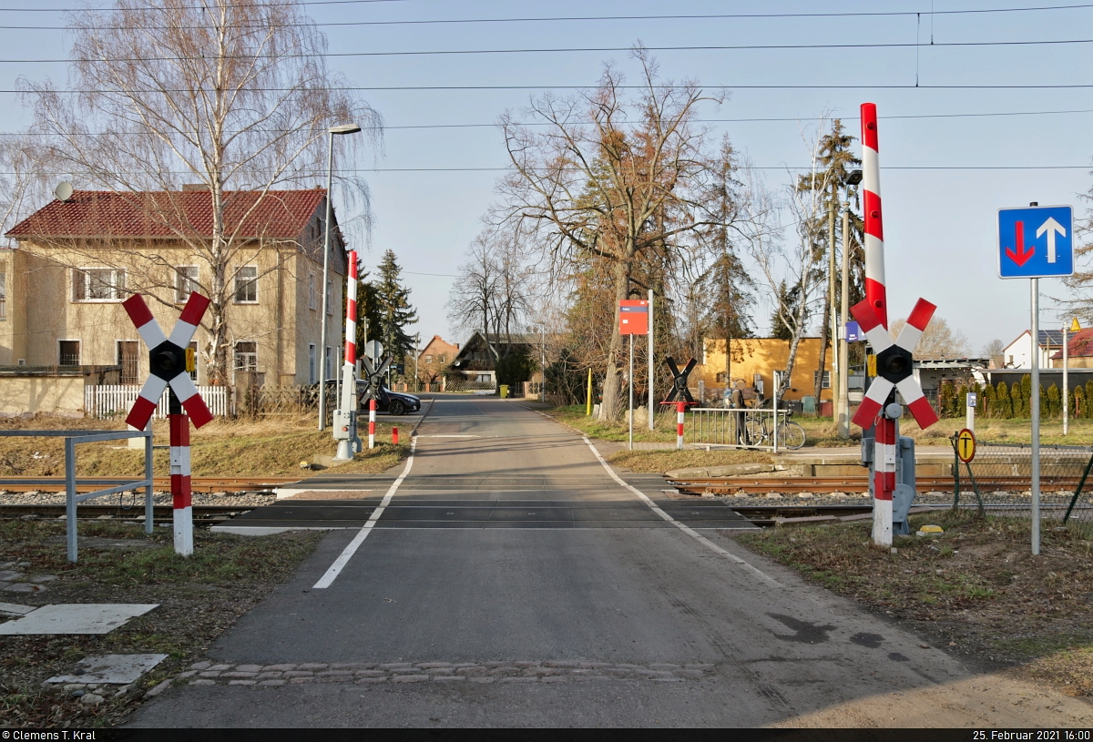 Der Bahnübergang (Bü) Lindenring am Hp Peißen entstammt mit seinen integrierten Blinklichtern noch der Bauart Hs 64b des ehem. VEB WSSB. Anlagen wie diese werden immer seltener.

🚩 Bahnstrecke Halle–Cottbus (KBS 219)
🕓 25.2.2021 | 16:00 Uhr