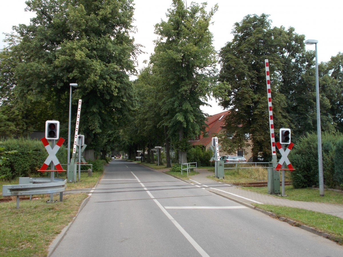 Der Bahnübergang Groß Lüssewitz(Strecke Rostock-Tessin)am 03.August 2014.