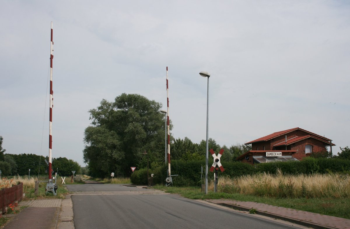 Der Bahnbergang  Im Dorfe  in Dambeck (Altmark) am 11.07.2015. Die kreuzende Strecke Salzwedel–Oebisfelde verlor ihren Personenverkehr 2002, wurde 2004 stillgelegt und 2007 von der Deutschen Regionaleisenbahn bernommen, die sporadisch Sonderverkehre zwischen Salzwedel und Kltze betreibt.