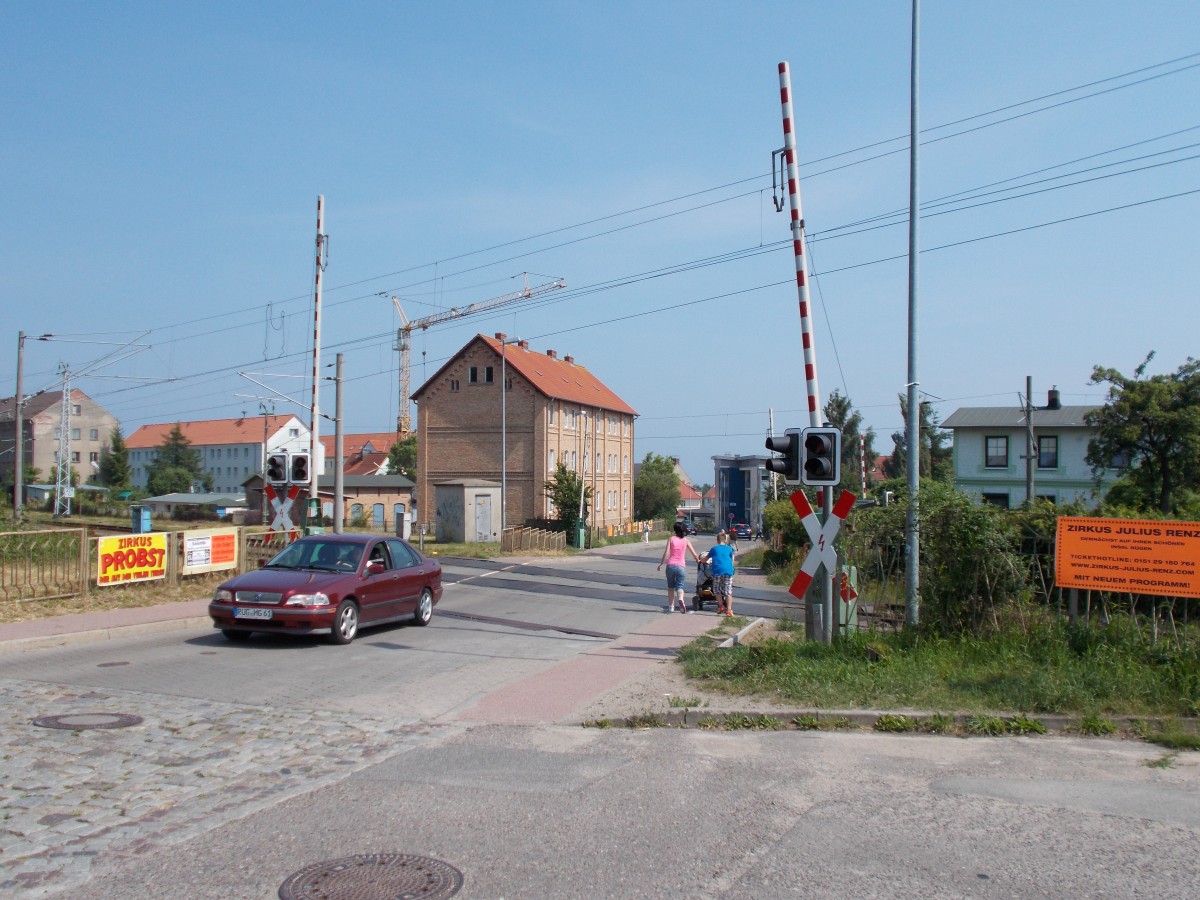 Der Bahnübergang Merkelstraße in Sassnitz in Richtung Stadt am 08.Juli 2014.