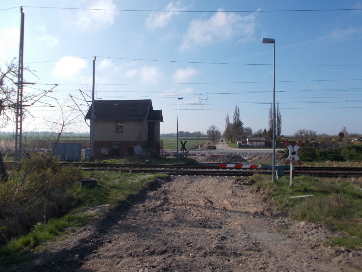 Der Bahnübergang von Rambin ist nach Fertigstellung einer Brücke über die KBS 195 Geschichte und wird in kürze verschwinden.Aufnahme vermutlich zum letzten Mal am 19.April 2015.