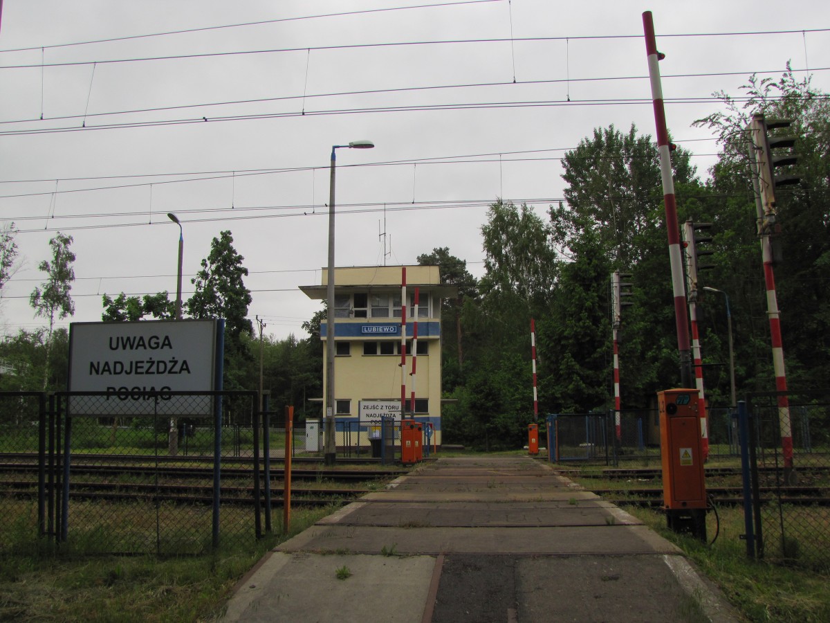 Der Bahnübergang und das Stellwerk Lu, am 31.05.2014 in Lubiewo.