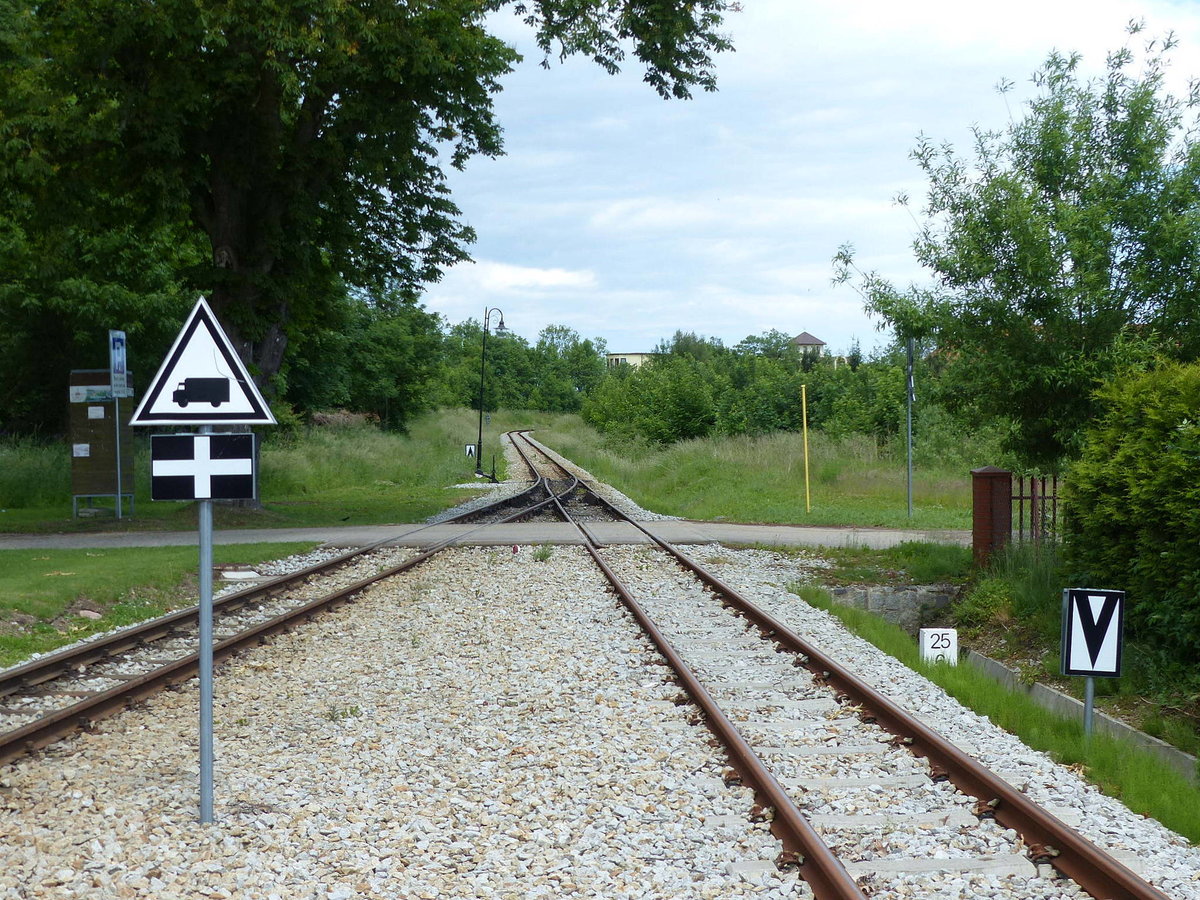 Der Bahnübergang in Trzęsacz am 12.06.2017.