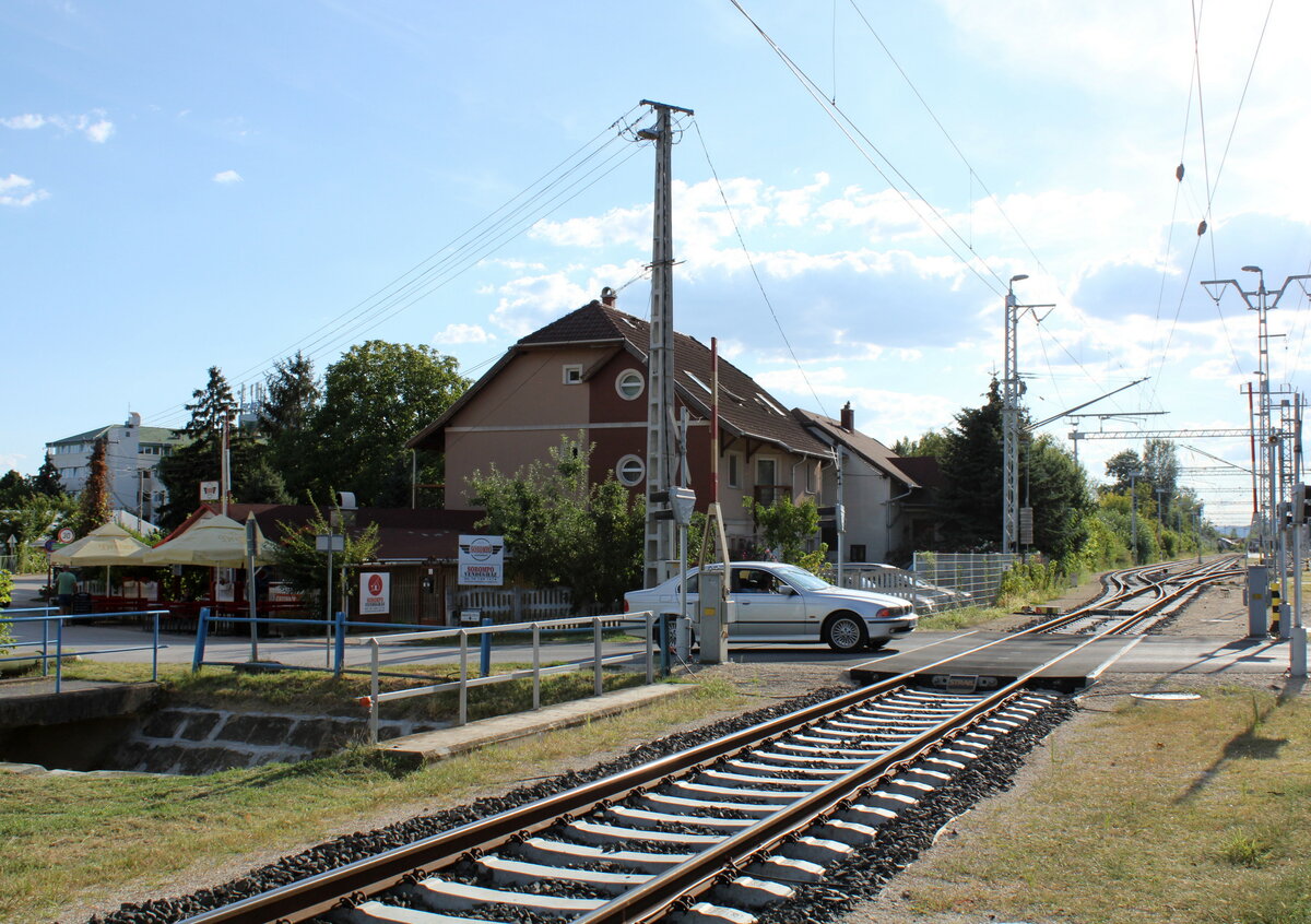 Der Bahnbergang vor dem Bahnhof in Balatonkenese, am 10.08.2022.