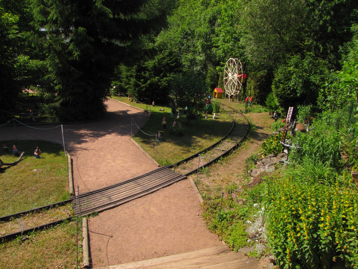 Der Bahnübergang der Westernparkeisenbahn am 10.06.2015 im Zwergenpark in Trusetal.