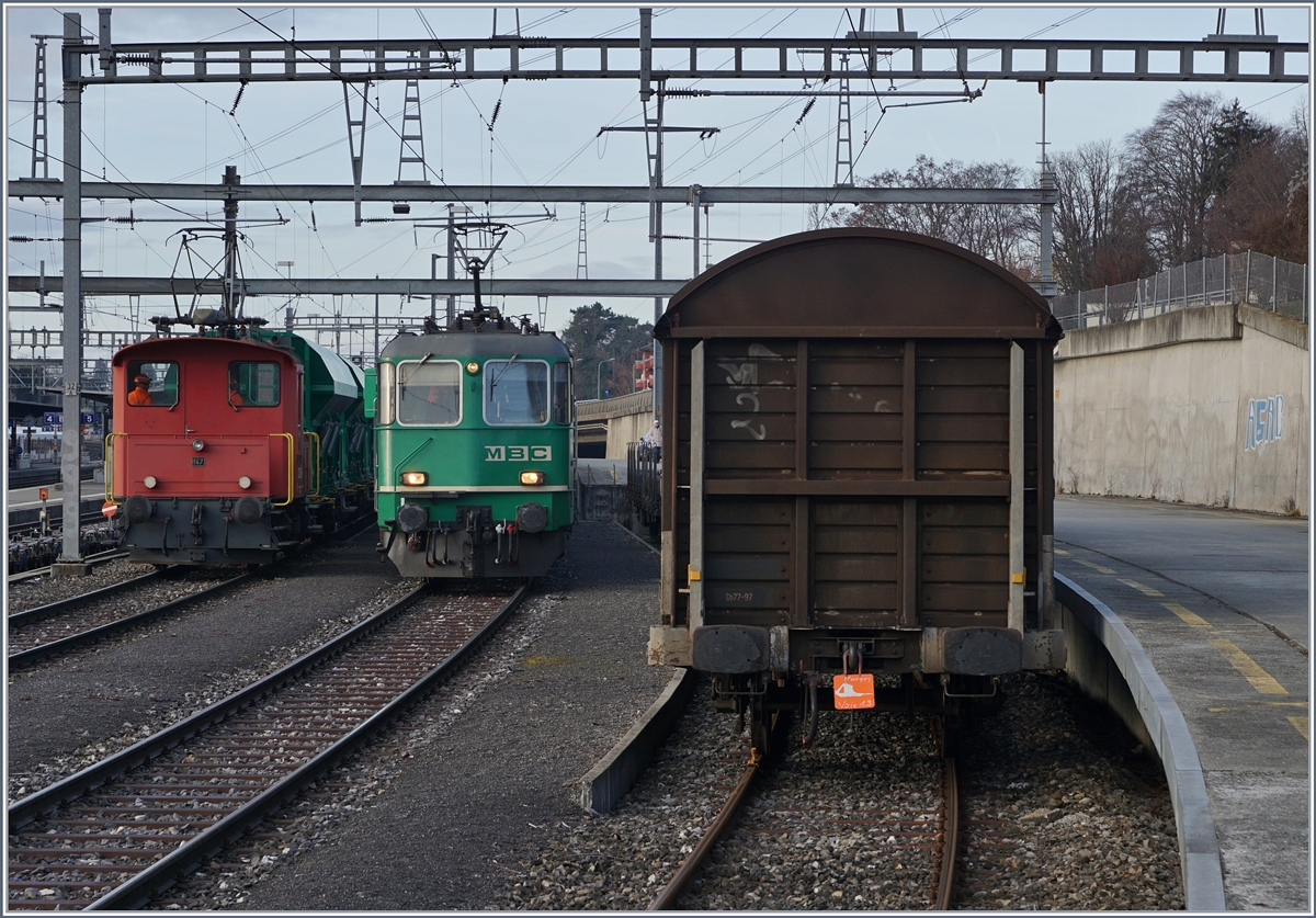 Der BAM / MBC Te III 147 hat die BAM  7 MBC Re 4/4 II (UIC 91 85 4420 506-8 CH MBC) mit ihrem Zug zur Rollbockanage geschoben und zieht nun den vom Schamlspurteil angekommenen Zug auf ein Ausziehgleis, wo die Re 4/4 II ihn später zur Weiterfarht nach Gland übernehmen wird.
22. Feb. 20107