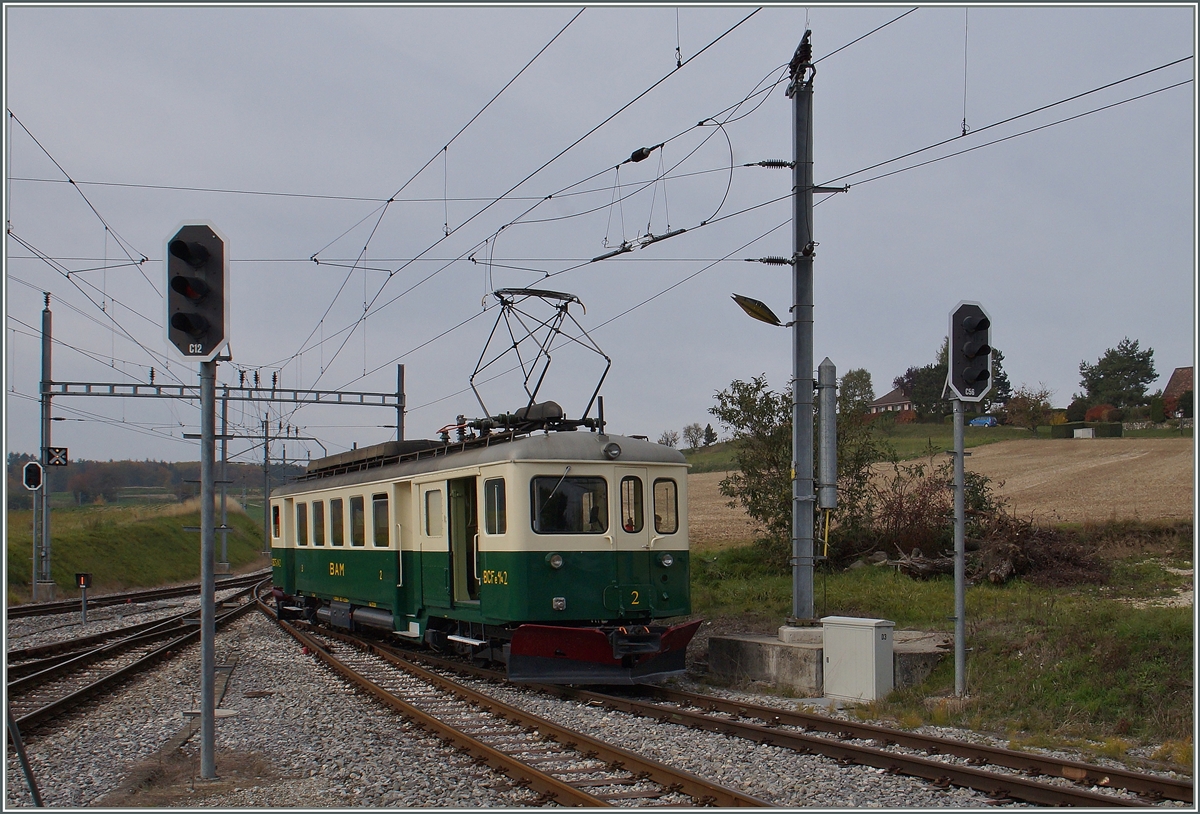 Der BAM BCFe 4/4 N� 2 rangiert in Apples. Der historische Triebwagen �bernahm anl�sslich der 120 Jahr Feier der BAM die (Plan)-Z�ge auf der Zweigstrecke Apples - l'Isle Mont la Ville (heute L'Isle). Da der Zug an den Endpunkten umfahren werden musste, konnte der Fahrplan nur knapp eingehalten werden. 

24. Oktober 2015   