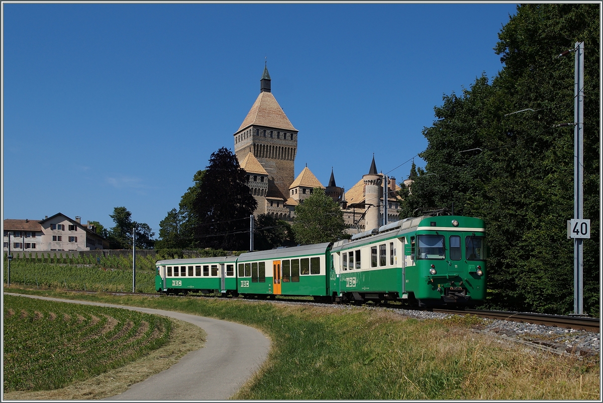 Der BAM Be 4/4 11 mit den Regionalzug 129 von Bière nach Morges beim Château de Vufflens. 
16. Juni 2014