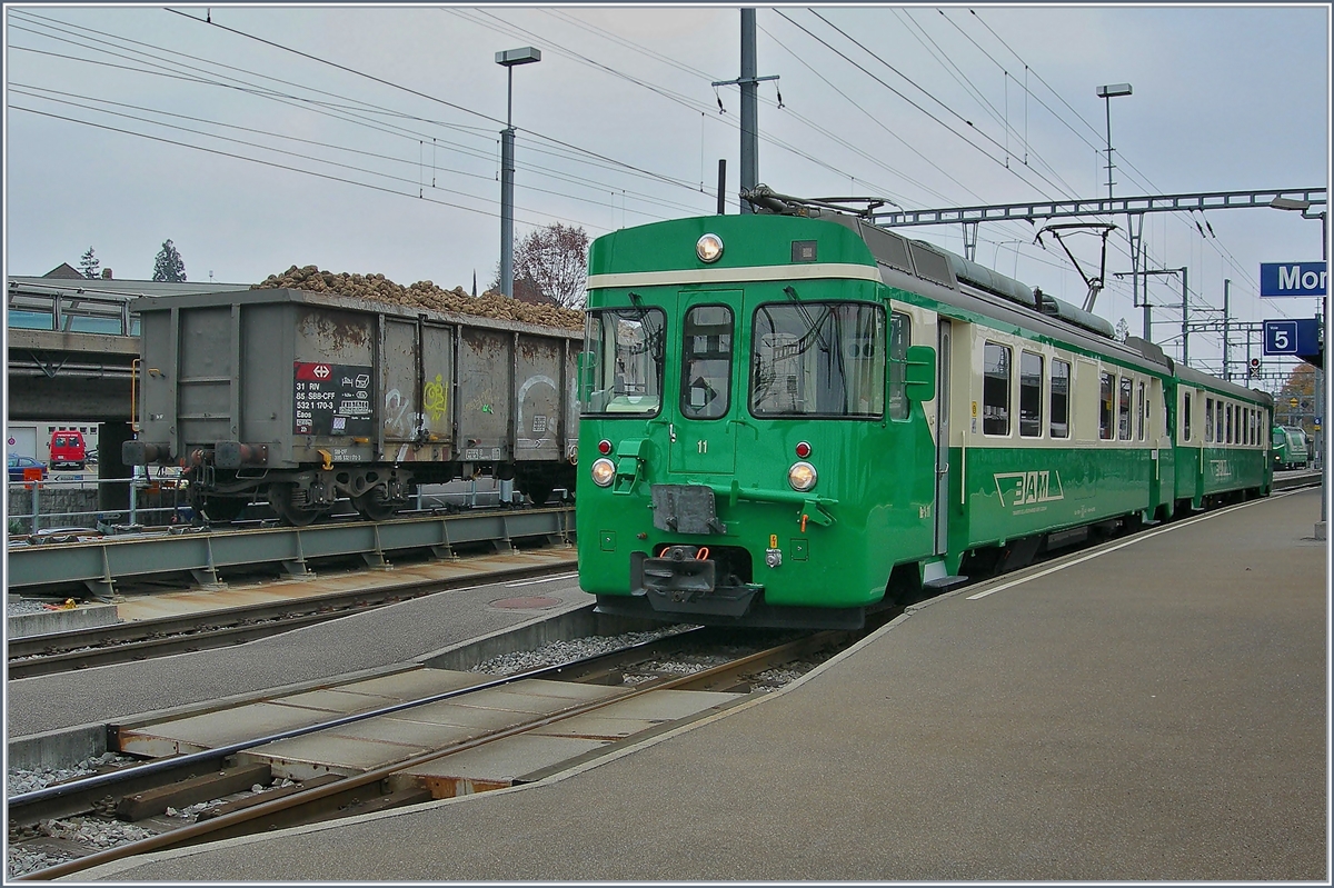 Der BAM Be 4/4 n° 11 mit Bt als Regionalzug 118 nach Bière bei der Abfahrt in Morges. Im Hintergrund stehen (nur teilweise sichtbar) mit Zuckrrüben vollbeladene Eaos.
25. Oktober 2007.