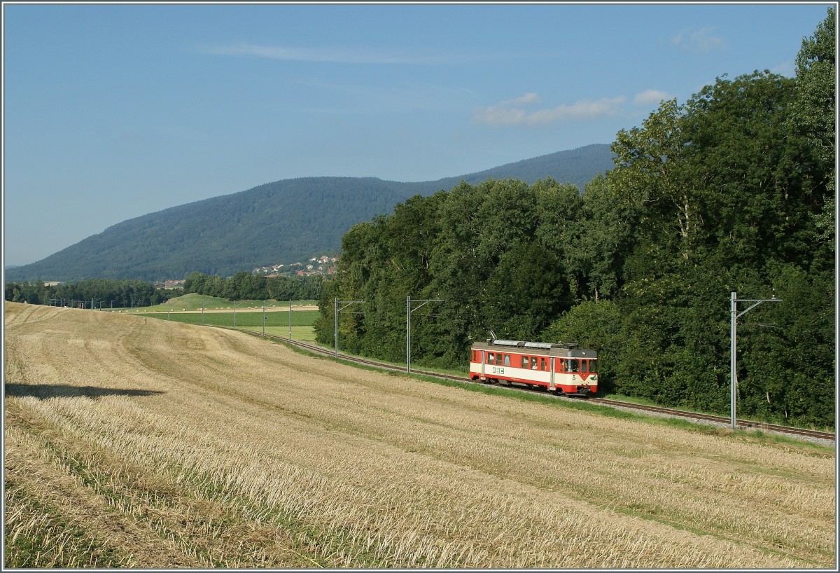 Der BAM Be 4/4 N° 15 erreicht als Regionalzug 10 von Apples kommend L'Isle Mont la Ville.
15. Aug. 2013