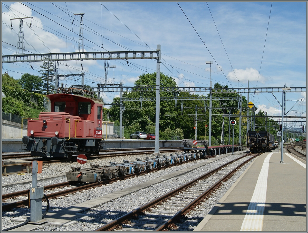Der BAM /MBC Güterverkehr, leider ohne die beiden  Stars  Ge 4/4 und Re 4/4 II: Te III 147, zahlreiche Rollböcke und im Hintergrund neue Schüttgutwagen. 
Morges, den 30. Mai 2014 