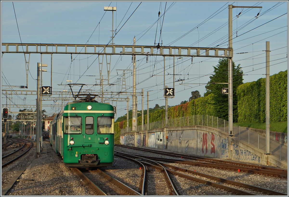 Der BAM Regionalzug 103 mit dem Be 4/4 12 an der Spitze erreicht sein Ziel Morges.
12. Mai 2015