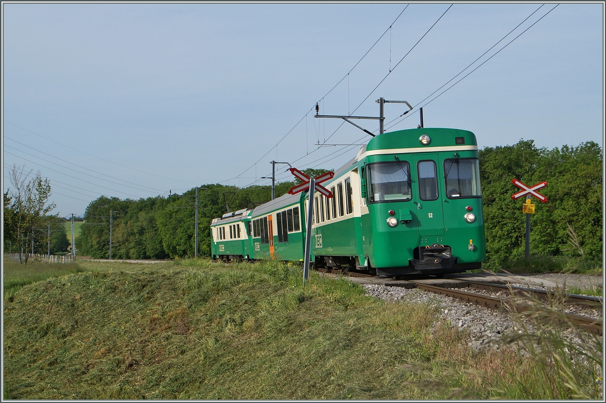 Der BAM Regionalzug 110 mit dem führenden Bt 52 und dem schiebenden Be 4/4 12 zwischen Chigny und Vufflens le Château. 
12. Mai 2015
