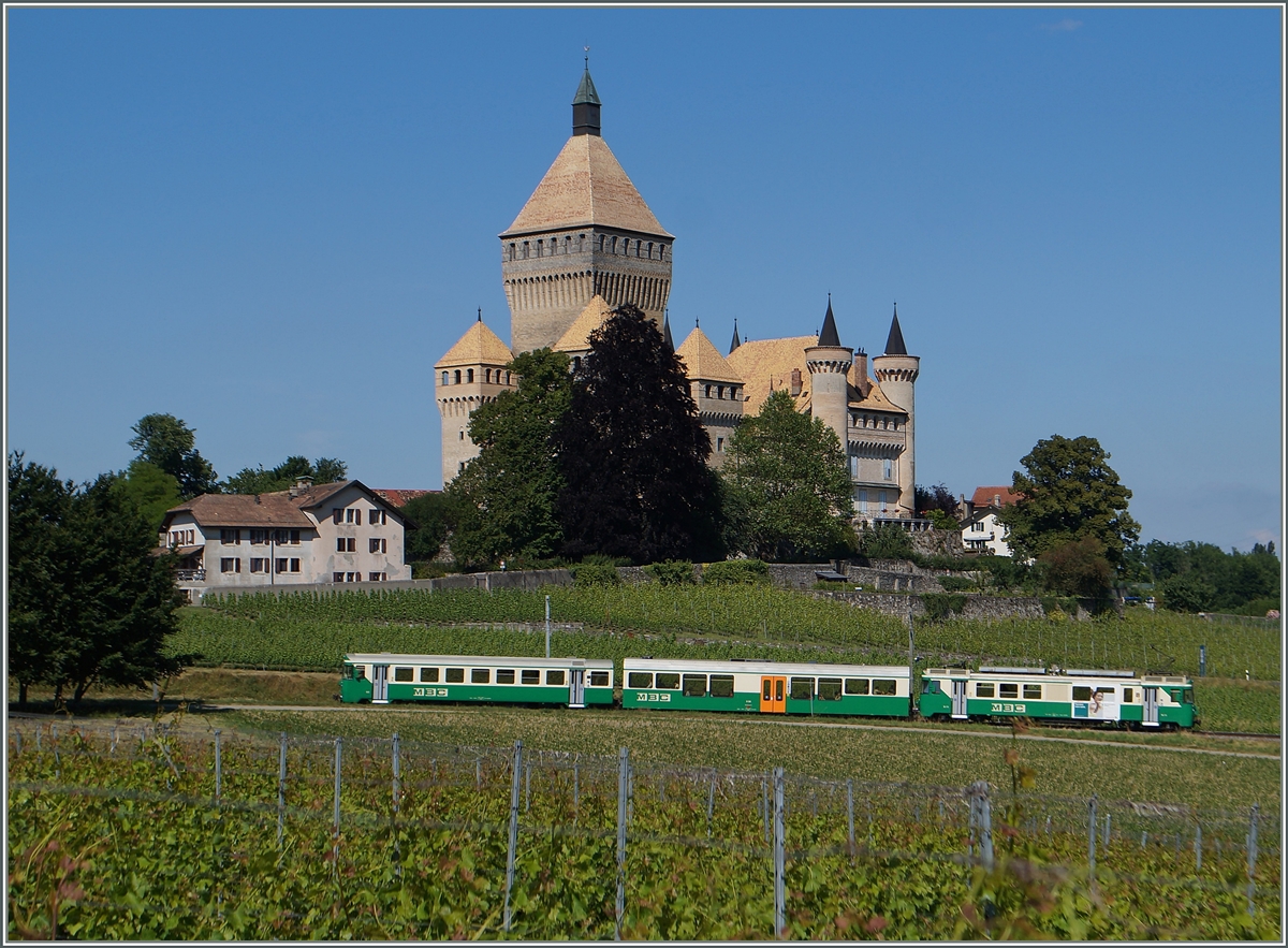 Der BAM Regionalzug 128 vor der Kulisse des Château-de-Vufflens.
16. Juni 2014
