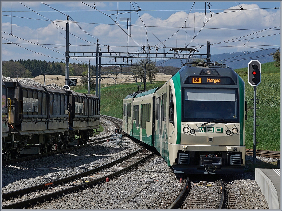 Der BAM Regionalzug 129 nach Morges, bestehend aus zwei SURF Be 4/4 und einem Zwischenwagen, erreicht Apples.
19. April 2018