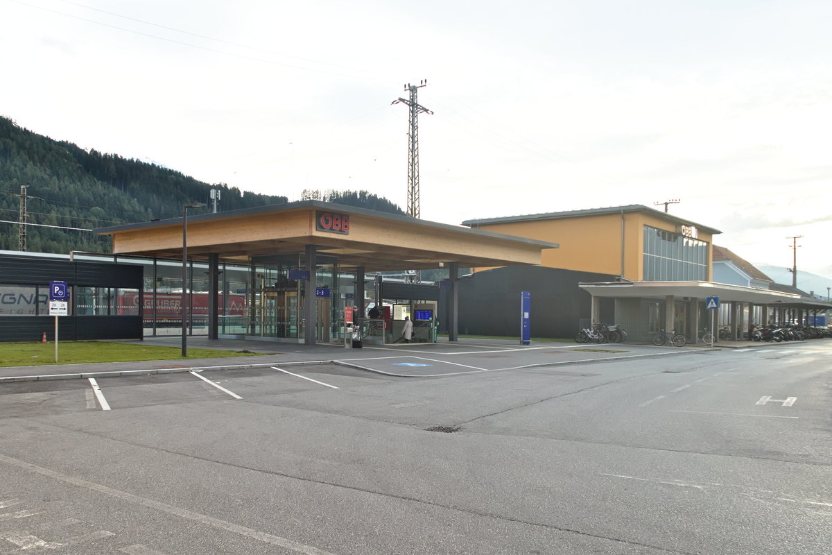 Der barrierefreie Ausbau des Bahnhofs Hall in Tirol wurde im November 2019 eröffnet. Das Bild zeigt das neue Zugangsgebäude mit Lift, das alte Bahnhofsgebäude mit der Glasfront ist zur Zeit ohne Funktion. Aufgenommen 1.10.2020.