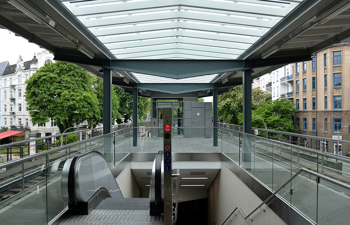 Der barrierefreie Ausbau der Hamburger U-Bahnhaltestelle  Eppendorfer Baum  hat zu einer deutlichen Verlängerung des Bahnsteigs geführt - und zu neuen Ausblicken. 11.5.2014
