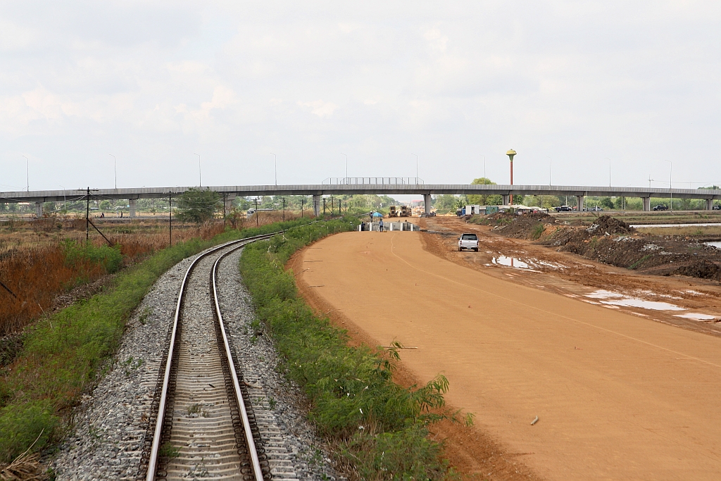 Der Bau der Hochgeschwindigkeitstrasse schreitet zügig voran. Fertiger Unterbau im Strecken-Km 69,7 zwischen den Stationen Phrong Akas und Bang Nam Prieo am 14.Mai 2017.