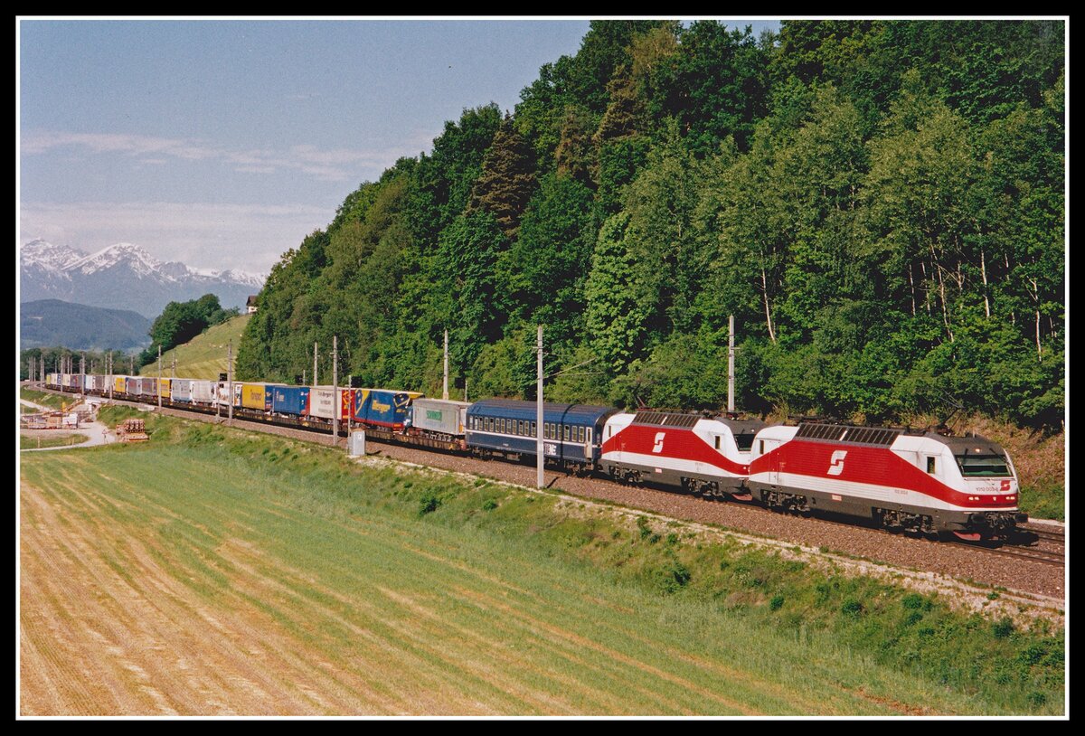 Der Baureihe 1012 war bei der ÖBB kein besonderer Erfolg gegönnt. Die drei Loks wurden in Innsbruck beheimatet und waren nur kurze Zeit im Einsatz. 1012 003 + 1012 002 fahren am 14.05.2002 mit einer Rollenden Landstraße bei Terfens durchs Inntal.
