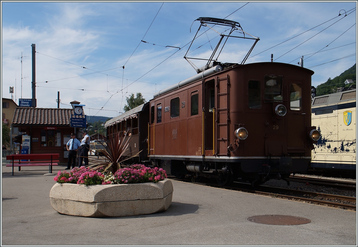 Der BC BOB Zug mit der HGe 3/3 29 wartet in Blonay auf die Abfahrt nach Chamby. 
12. Juli 2015