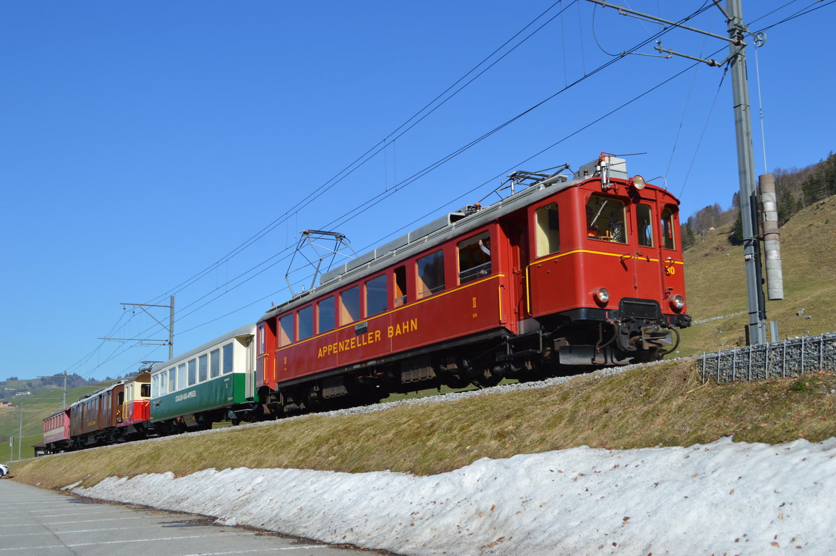 Der BCe 4/4 30 's Drissgi' der Appenzellerbahn kurz vor dem Bahnhof Wasserauen. Im Schlepp hat er den neulackierten C73, Ge 2/2 49, BCFm 2/4 Nr. 56 und dem A1