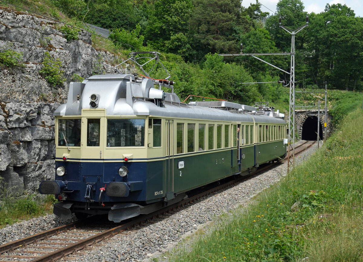 Der BCFe 4/6 736  Leichttriebzug  BLAUER PFEIL  auf Sonderfahrt bei Chambrelien am 21. Mai 2022.
Foto: Walter Ruetsch