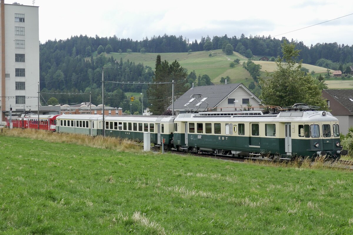 Der BDe 4/4 201  Burgdorf  mit dem RBDe 566 I 222 am 2.7.23 als Shuttle vom Sportzentrum zum Bahnhof Huttwil.