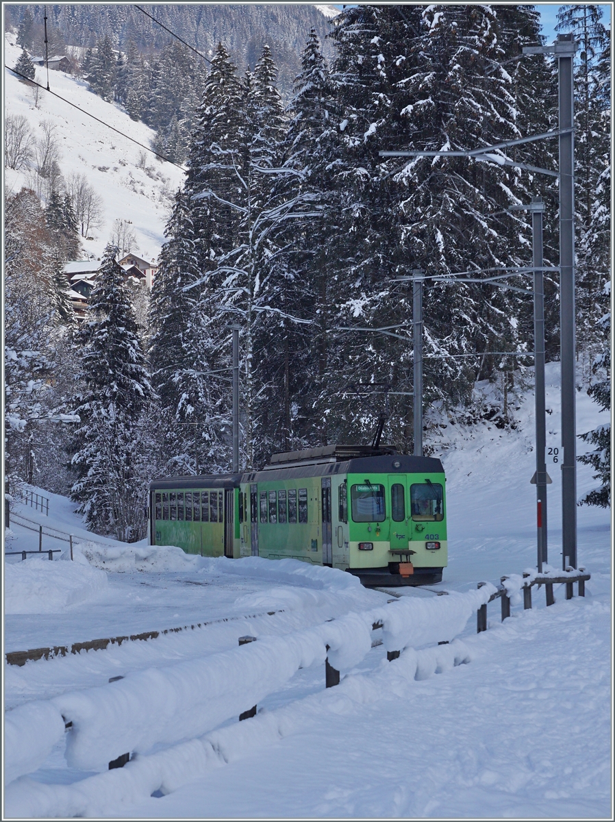 Der BDe 4/4 403 verlässt mit seinem Bt 434 (ex Birsigtalbahn) Vers l'Eglise in Richtung Les Diablerets. 

4. Januar 2021