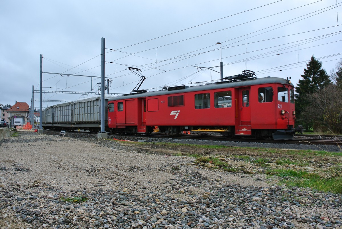 Der BDe 4/4 621 mit Gterzug bei Ausfahrt in Le Noirmont. Der Wagenkasten ist der ehemalige Frauenfeld-Wil BDe 4/4 207, 17.11.2014.