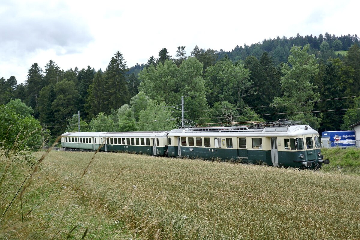 Der BDe 576 201  Burgdorf  vom VPM der von Sumiswald zurück nach Huttwil unzerwegs ist am 6.7.24 kurz vor dem Sportzentrum.