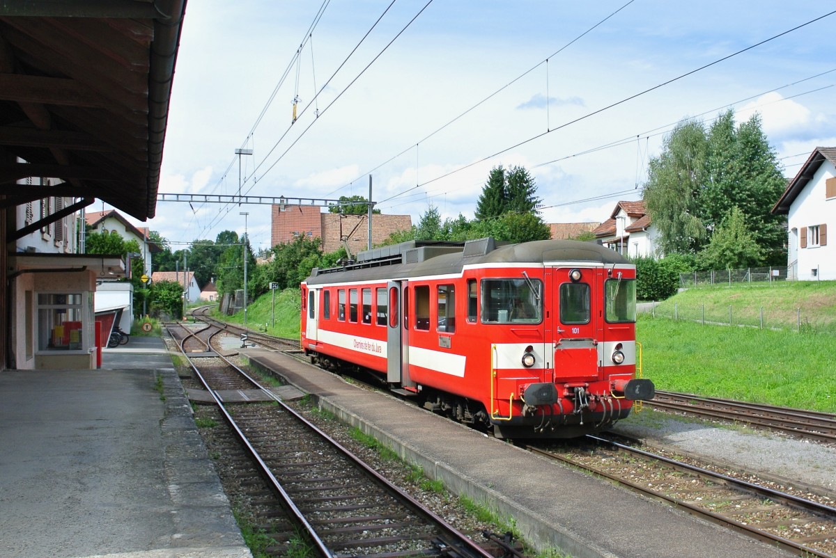Der BDe 577 101-9 wartet als Regio 26461 in Bonfol auf die Abfahrtzeit, 12.08.2014.