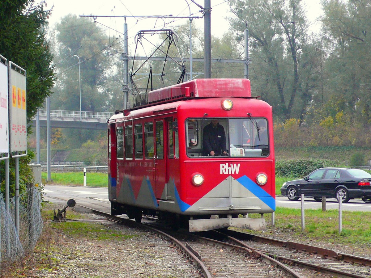 Der BDeh 1/2 1 bei der Haltestelle Ruderbach am 01-11-2013. Hier ist die einzige Weiche auf der Strecke als Depotzufahrt. Vom 04.11.13 bis 17.04.13 ist hier Bus- statt Bahnbetrieb wegen Revision am Triebfahrzeug.