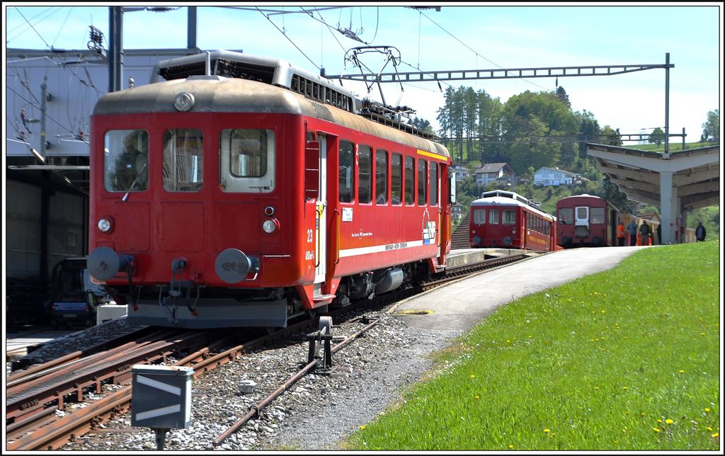 Der BDeh 2/4 23 fährt ins Deot anstelle des BDeh 3/6 25. (05.05.2014)