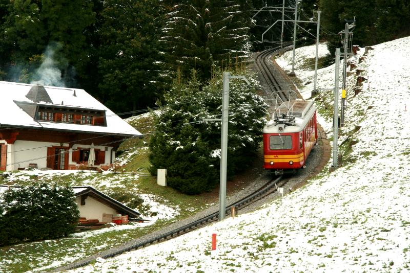 Der BDeh 2/4 25 auf Talfahrt am Ortsrand von Villar sur Ollon; 11.10.2013