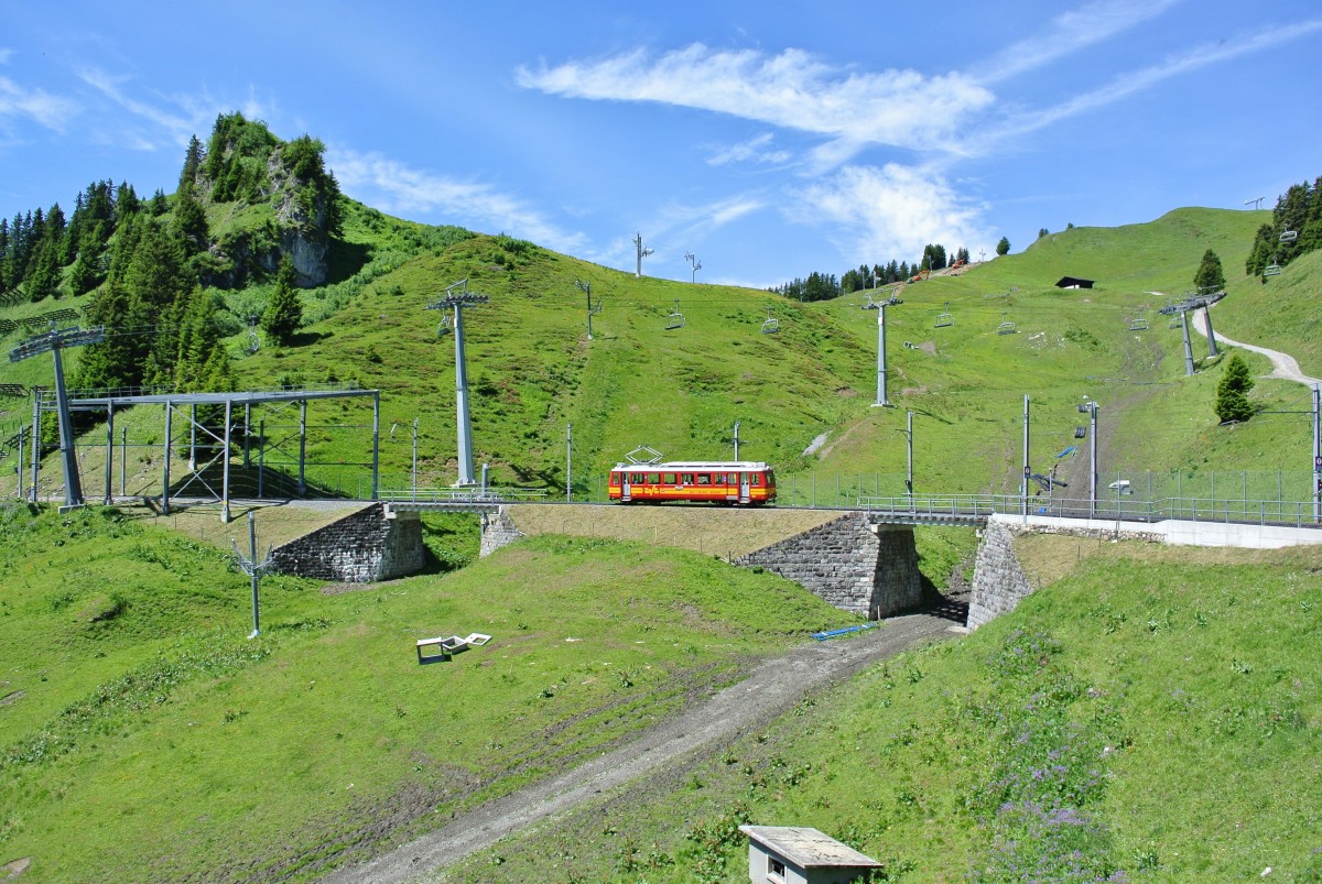 Der BDeh 2/4 Nr. 24 hat soeben eine Schulklasse in Col-de-Bretaye abgeholt und fhrt nun zurck Richtung Villars-sur-Ollon, 03.07.2014.

