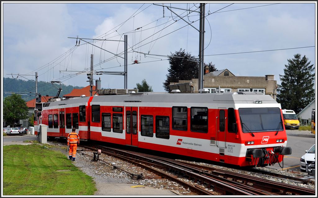 Der BDeh 3/6 25 verlässt das Depot und wird den nächsten Regio nach Rorschach Hafen übernehmen. (18.08.2015)