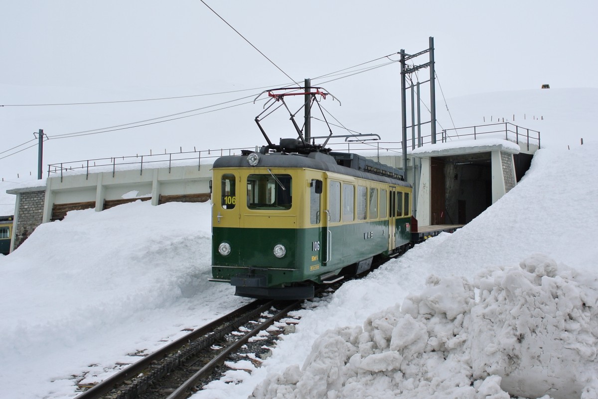 Der BDeh 4/4 106 steht mit einem Gterwagen abgestellt in Kleine Scheidegg, 29.04.2014.
