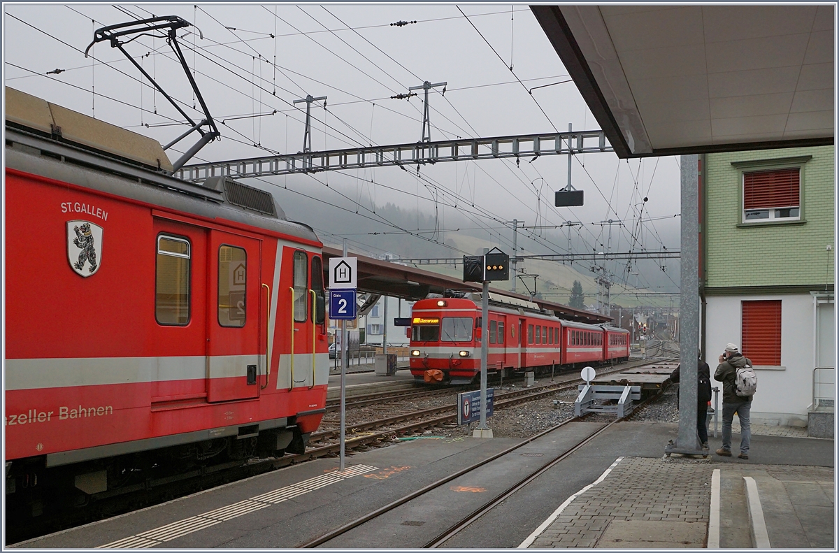 Der BDeh 4/4 11 St.Gallen ist der einzige Triebwagen der Serie 11-15 welcher das Wappen noch hat, bei den anderen vier Treibwagen wurden die Wappen durch Neu- oder Werbelackierung entfernt. Dies scheint jedoch die beiden Fotografen rechts im Bild nicht zu interessieren, sie haben den  von Gossau einfahrenden Zug im Visier.
17. März 2018