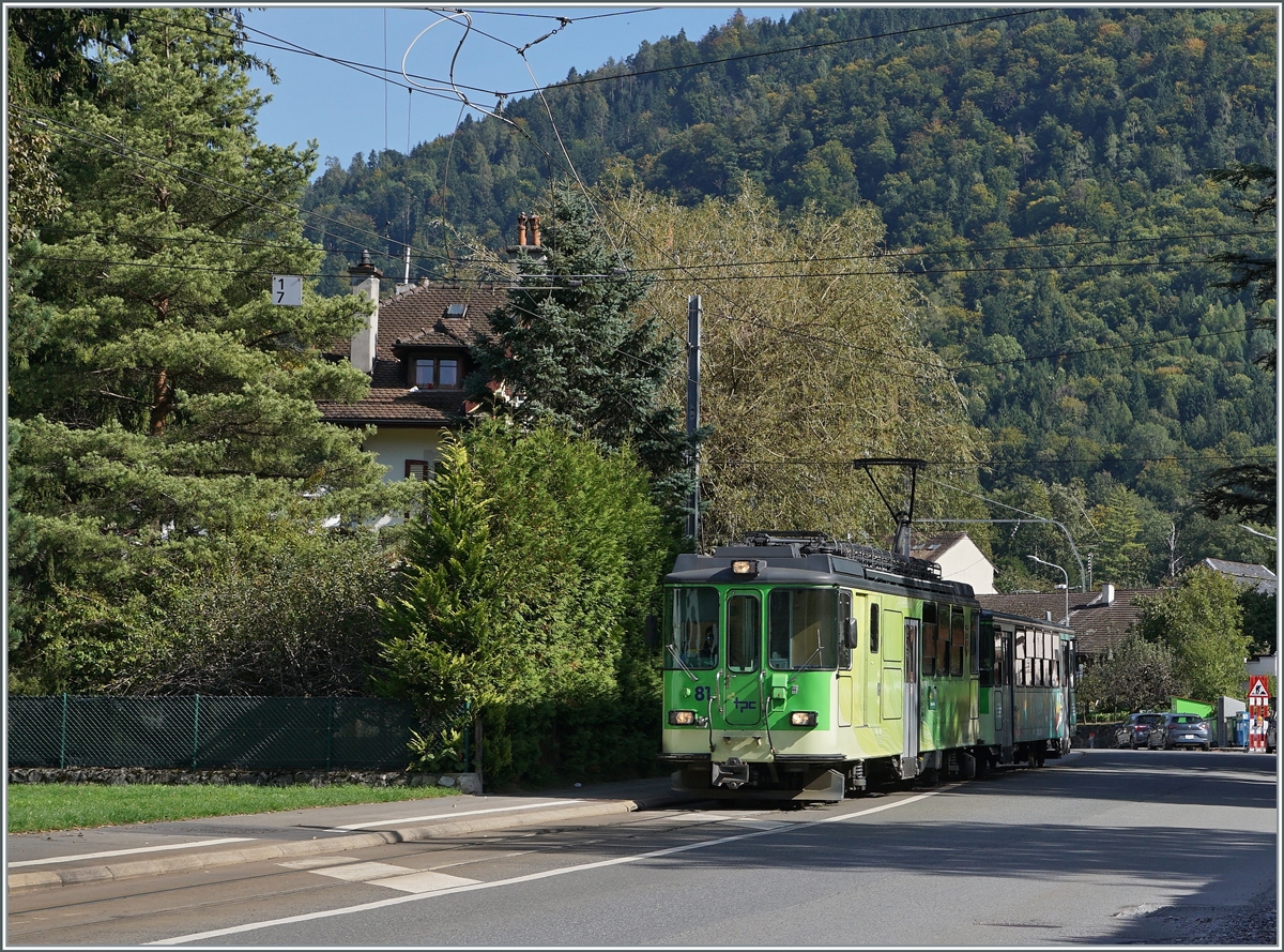 Der BDeh 4/4 81 mit seinem Bt 63 erreicht in Kürze Bex Pont-Neuf. Nun schon wieder im Tal, ist der Regionalzug 537 schon fast an seinen Ziel in Bex (Bahnhof SBB). 

11. Oktober 2021