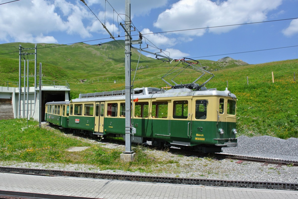 Der BDeh 4/4 Nr. 112 geniesst die Mittagssonne auf der kleinen Scheidegg und wartet auf den Rckreiseverkehr Richtung Grund (Grindelwald), 07.07.2015.