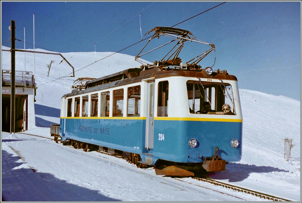 Der BDhe 2/4 204 erreicht in Kürze sein Ziel: den Roches des Nayes. 
(1200px Version)
Januar 2000 