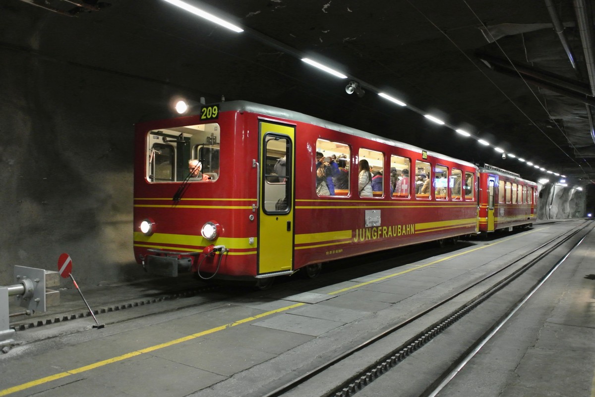 Der BDhe 2/4 Pendel 209 erreicht soeben Jungfraujoch-Top of Europe, die hchste Bahnstation Europas, 3454 m. . M., 29.04.2014.