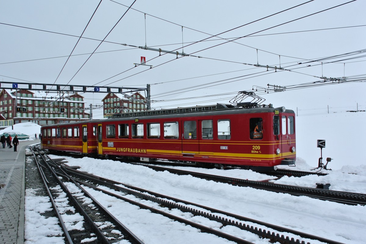 Der BDhe 2/4 Pendel 209 rangiert soeben vom Bahnhof Kleine Scheidegg ins Depot, 29.04.2014.