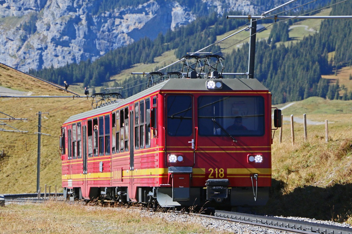 Der BDhe 4/8 218 der Jungfraubahn kämpft sich bergwärts kurz vor der Station Eigergletscher. 09.10.2014