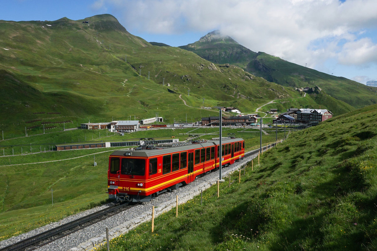 Der BDhe 4/8 erreicht am 09.07.2016 solo die Kleine Scheidegg.