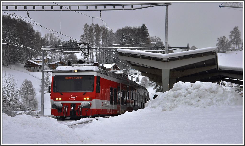 Der BDrh 3/6 25 versteckt sich hinter Schneemauern am Bahnhof Heiden. (29.01.2015)